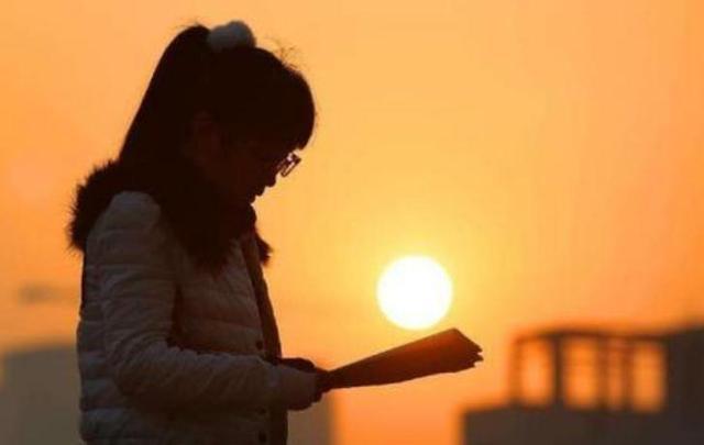 小何|宝爸给孩子取名“东风”,护士失误少写一笔,宝妈看乐了:不改了