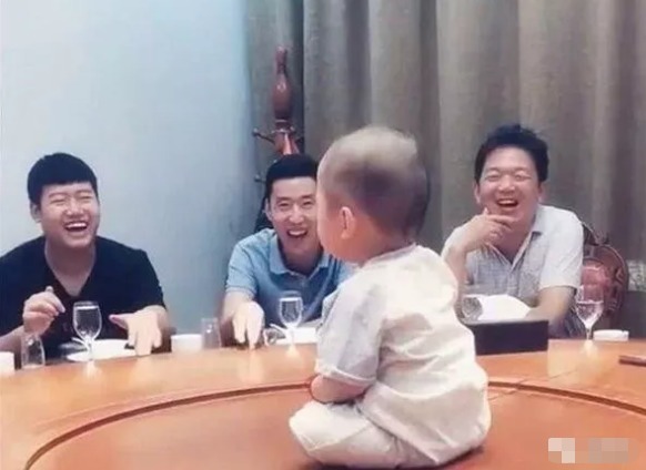 妈妈|爸爸带娃参加同学聚会,妈妈不放心视频通话,看到这画面笑喷了