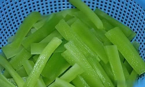  清脆|教你在家腌莴笋，简单几步就上桌，酸辣清脆，储存一周都不坏