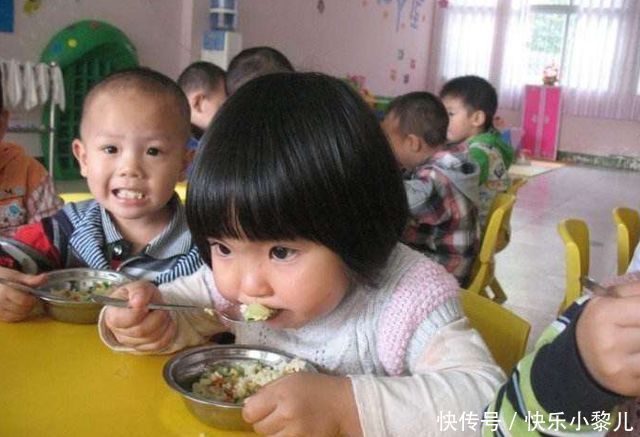 幼儿园开放日，宝妈吐槽老师给孩子盛的饭菜少，园长：真不是小气