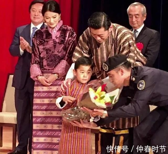 国王|不丹国王主动带娃，举动带有讨好意味，感恩王后对他不忠的宽容