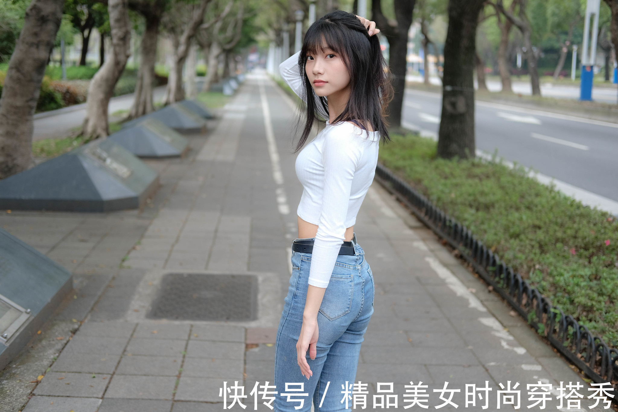 风格|白色针织衫搭配牛仔裤+平底鞋，整体的风格简约又休闲，清爽舒适