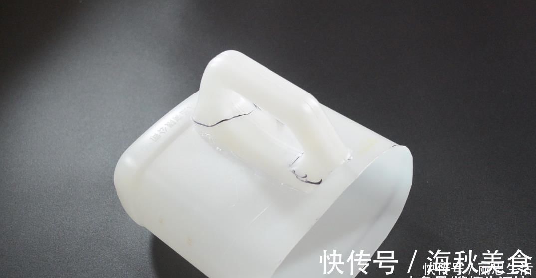 瓶子|酱油瓶子别扔了, 剪几刀放在家里有妙用, 一家人都要抢着用