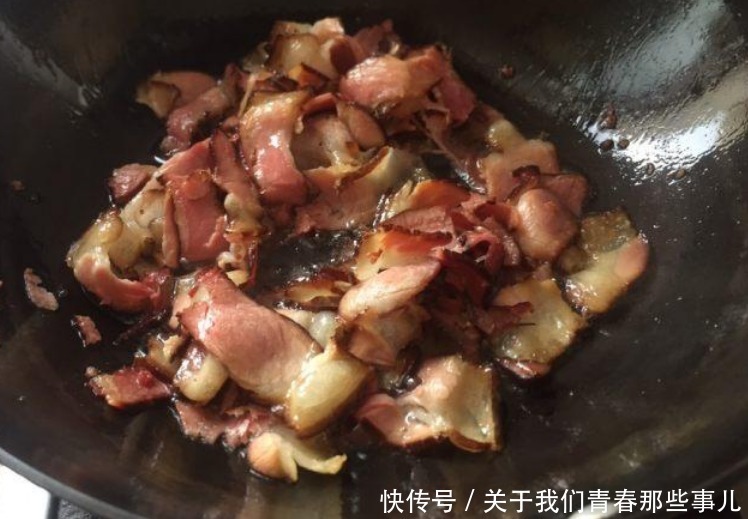 炒腊肉又干又硬?错在第1步,下锅前多做1步,香软有嚼劲,真好吃