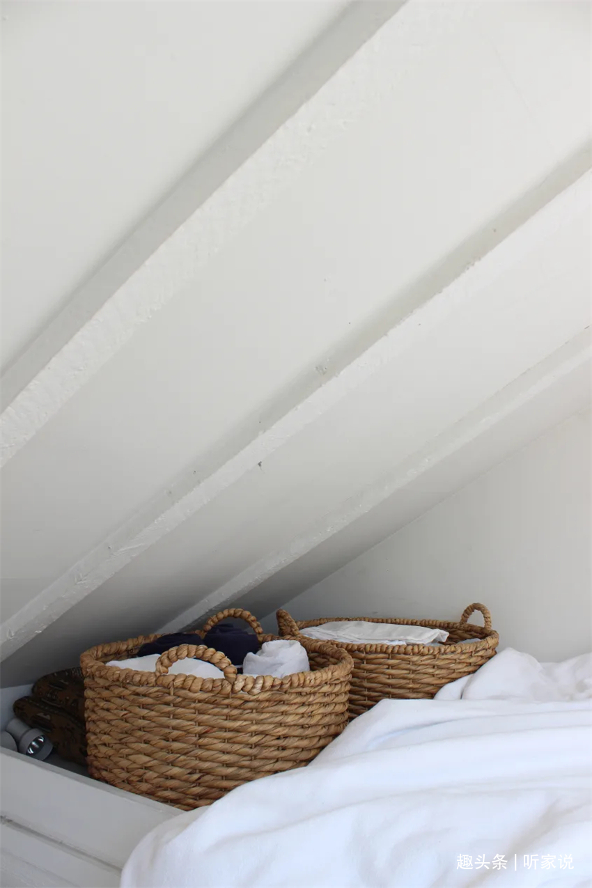 鸽子舍|小伙买下4楼顶层旧公寓,32㎡“鸽子舍”住三年,家里又暖又干净