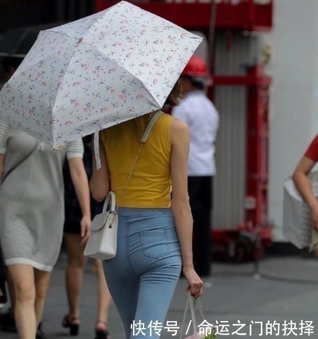 时尚|时尚街拍成熟的小姐姐一身粉嫩装扮,紧身牛仔裤笔直修长