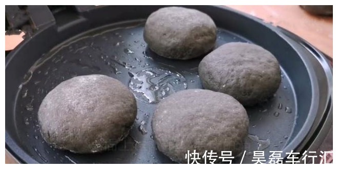 1碗芝麻2个鸡蛋，教你一种新做法，松软又拉丝，大人孩子抢着吃