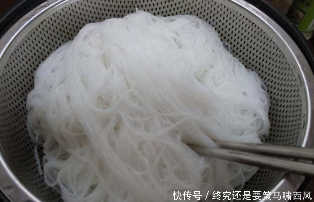 炒粉丝,焯水下锅炒是大忌!多加一步,粉丝根根分明,不坨还顺滑