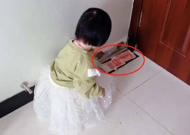 女儿无意找到爸爸的小金库,无辜表情太呆萌,网友:这小棉袄漏风