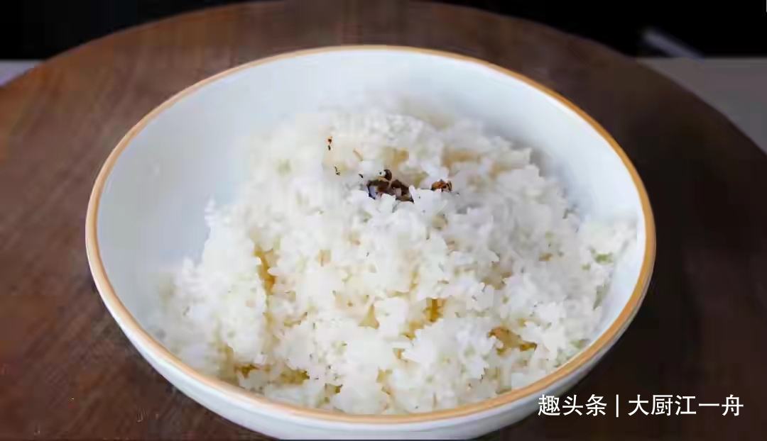 蛋炒饭,先炒鸡蛋就错啦,大厨教你正确做法,粒粒分明美观又好吃