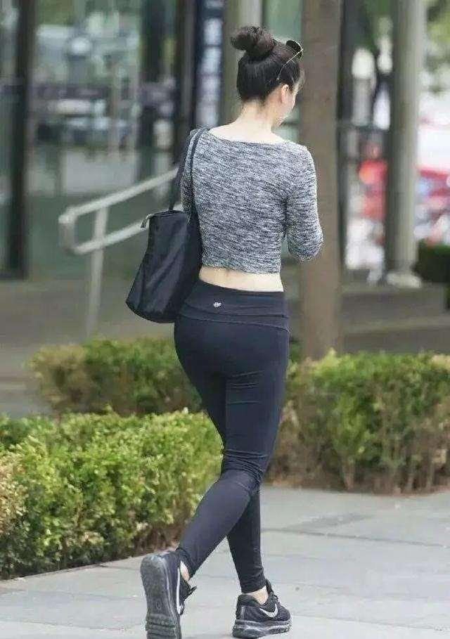 长裤 修身的紧身裤让美女大秀好身材,非常赏心悦目,优雅简约
