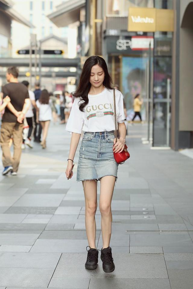 街拍：白T恤搭配牛仔半身裙，彰显出小美女清爽休闲的身姿