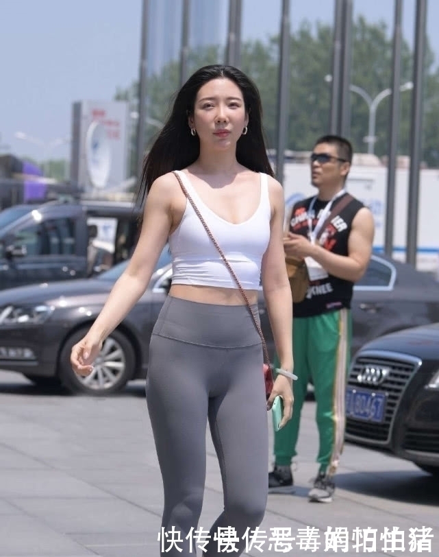 穿搭|运动健身的最佳搭配,白色短打背心+紧身运动裤,展现出健美身姿