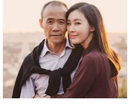 70歲王石與嬌妻罕見(jiàn)同框，田樸珺皮膚超嫩似少女，夫妻依偎像爺孫