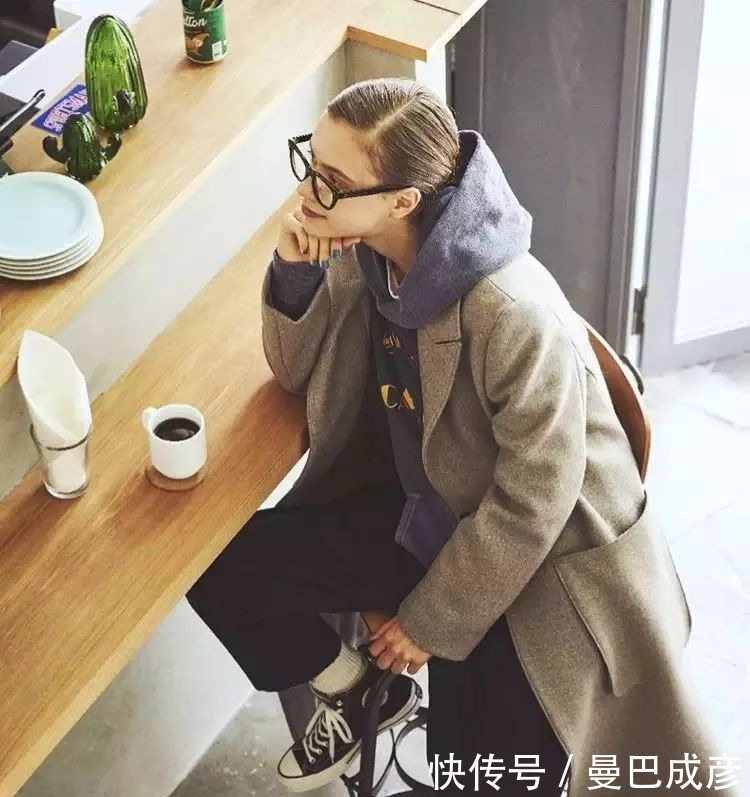 卫衣内搭的3种穿法!这么穿时髦又高级,稳赢!