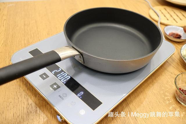 想要豆腐入味不碎，70多岁老妈的方法赞，几滴油不放盐，倍儿香