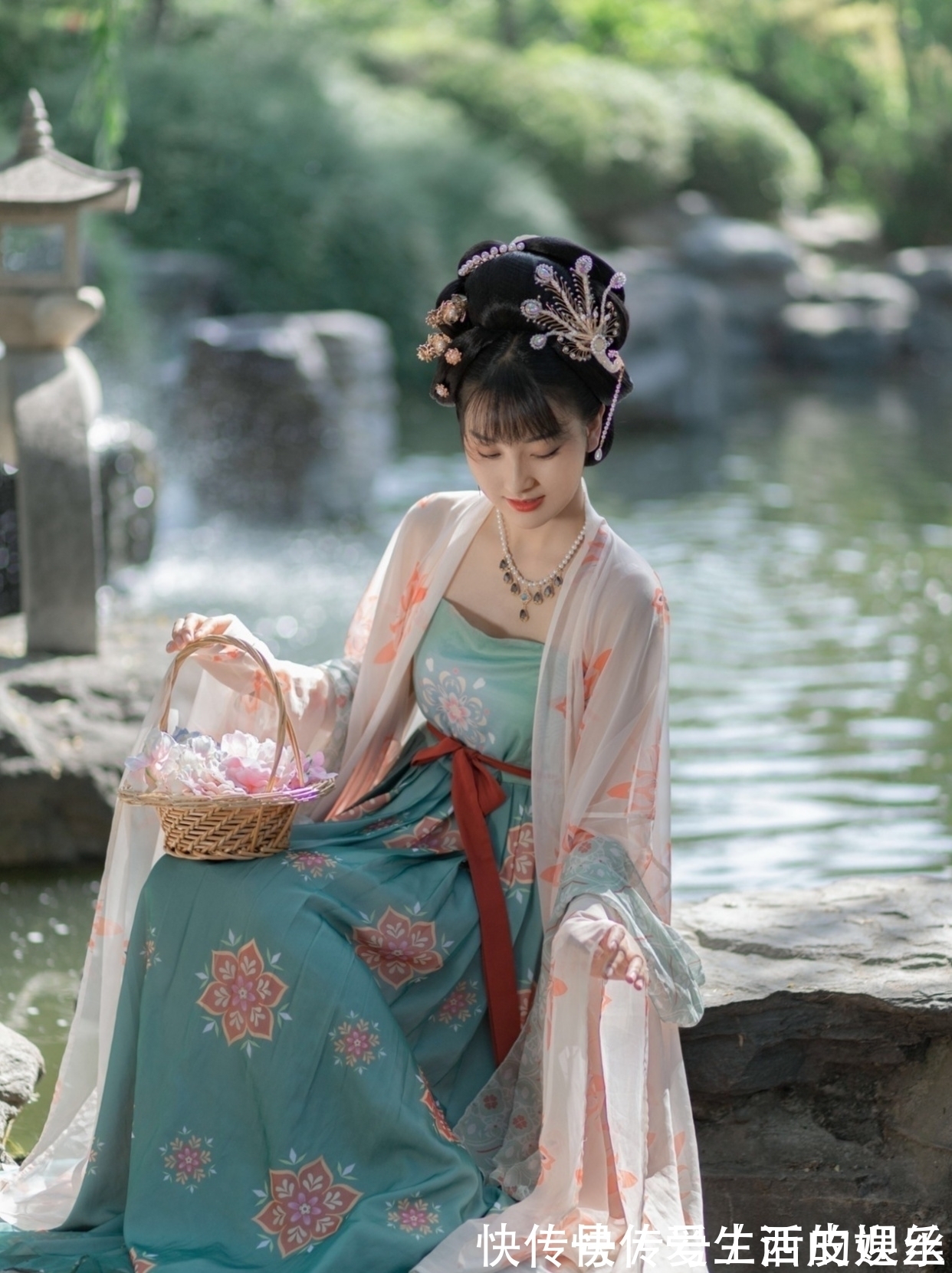 洞庭波$诗·十首丨一卷痴情衫袖瘦,千愁满面鬓丝燃