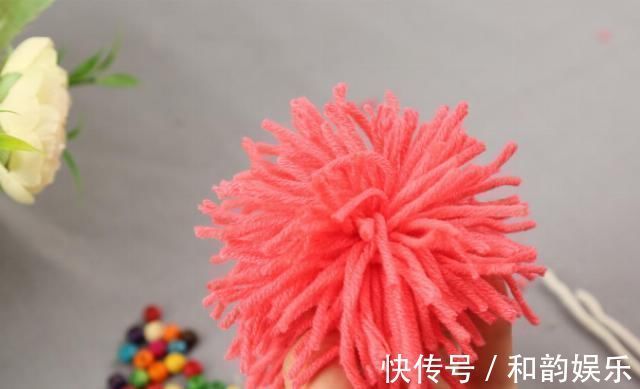 毛线|没用的旧毛线不要扔，缠在手上剪一刀，朋友看了都问我在哪里买的