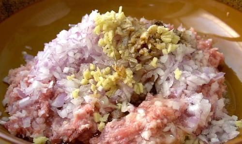 莲藕做丸子没想到这么好吃，不用水煮不油炸，咬一口鲜香又脆嫩