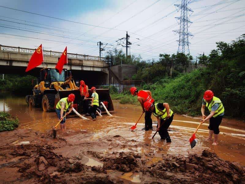 青年|7面锦旗，见证青年突击队员奋战的264个小时