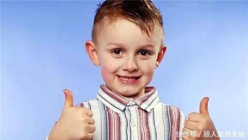 孩子|全家围观孩子“抓周”，宝宝径直爬向这玩意，奶奶低呼这下完了