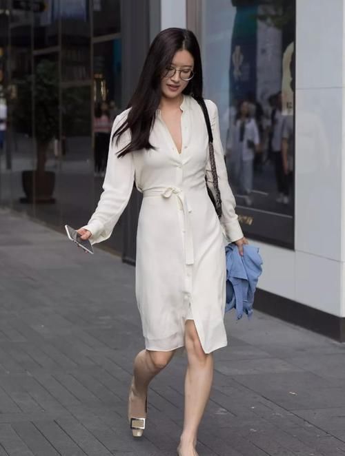 范十足|素白色连衣裙,搭配一款时尚黑包包,戴眼镜小姐姐淑女范十足