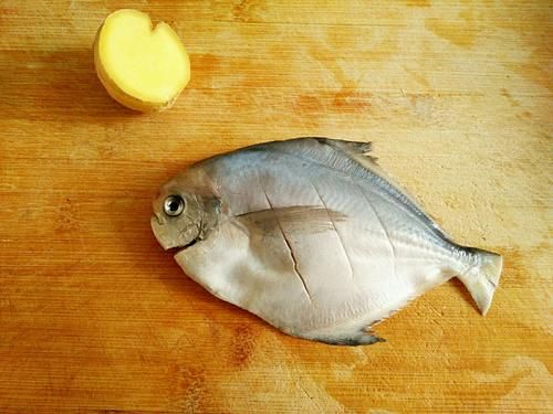 香煎小鲳鱼：别看这鱼不大点，但煎完的香味是真大