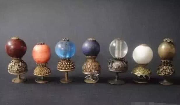 清朝官帽最高处的“顶珠”,值多少人民币?专家:碰坏了赔不起!