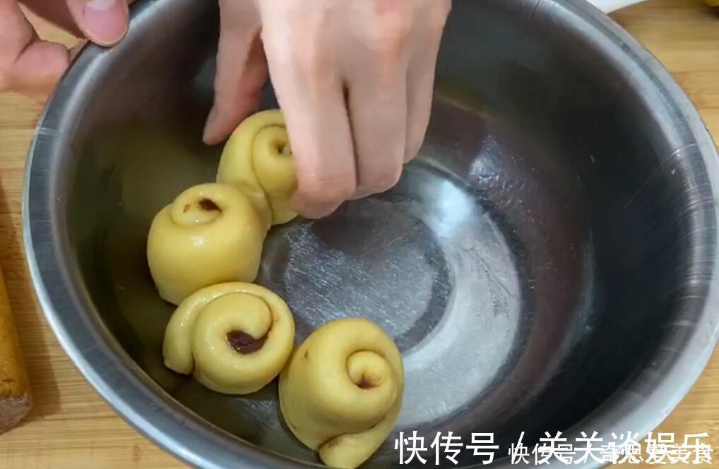 豆沙卷|想吃面包不用买了，4个鸡蛋一碗面，做出来的面包又拉丝又暄软