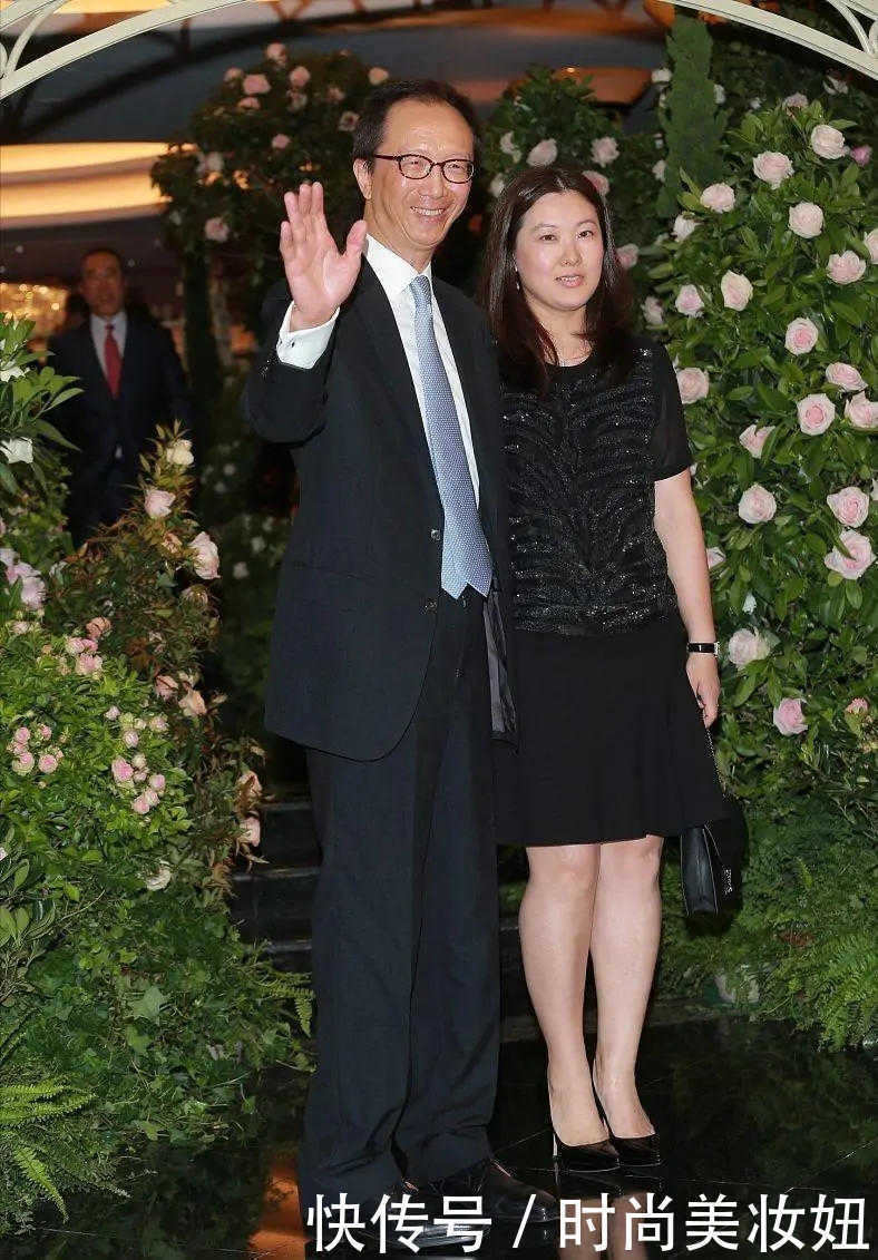 连衣裙|伏明霞很有“阔太”气质,穿黑色连衣裙优雅大气,不化妆也很贵气