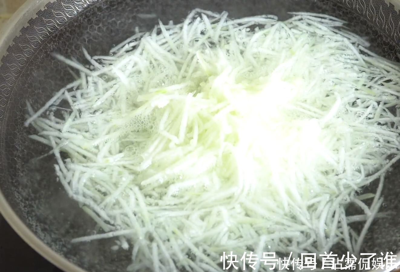 这才是冬瓜最好吃做法，不炒菜不炖汤，晶莹剔透，筋道好吃有嚼劲