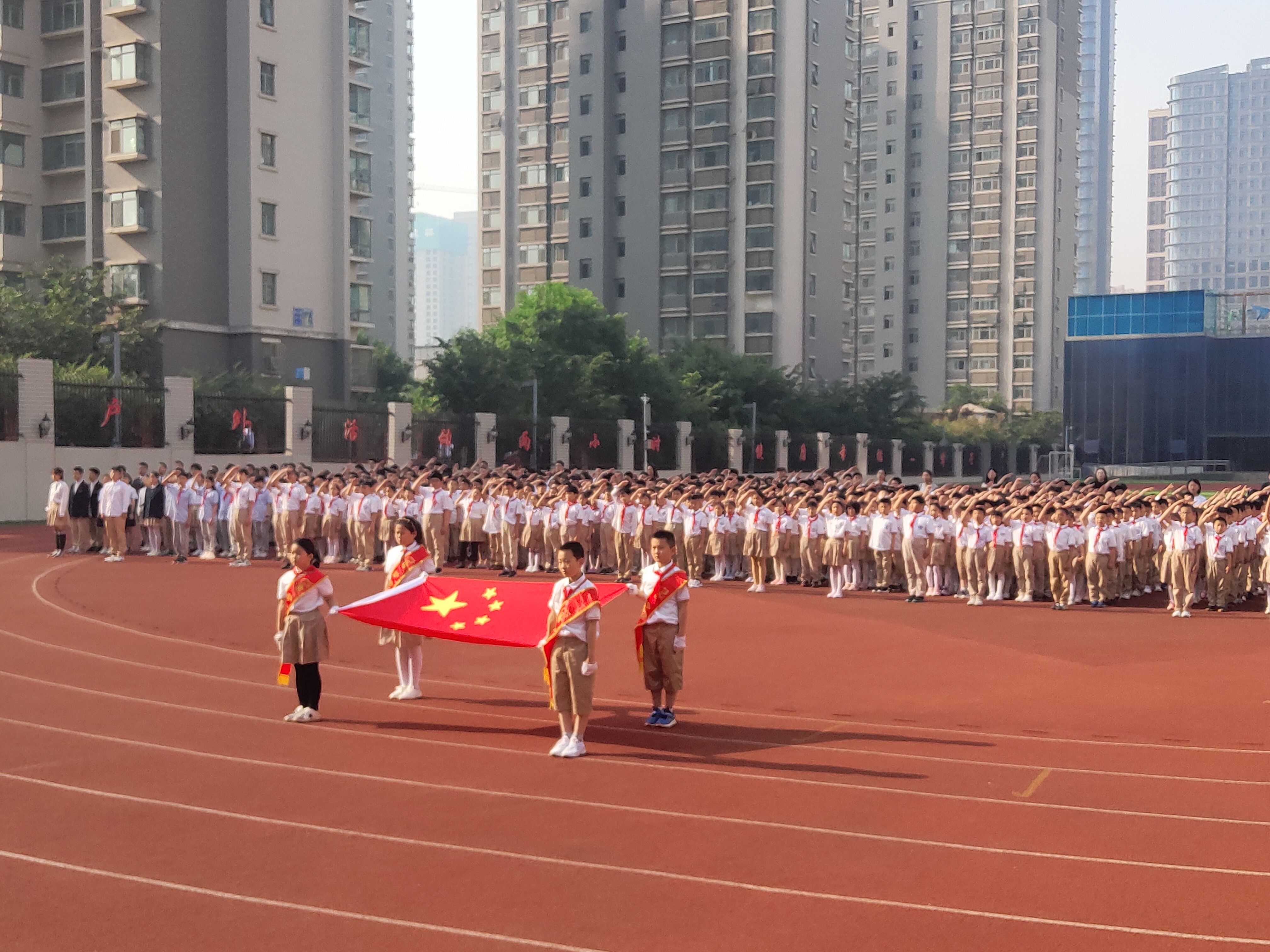 红领巾|伯乐实验学校举行“红领巾心向党，我们在阳光下成长”主题升旗仪式