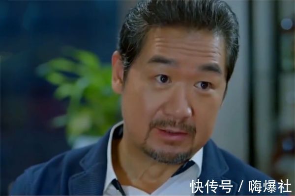 张国立|主持人穿衣失误少穿了一件衣服,张国立全程目不斜视,网友:真专业