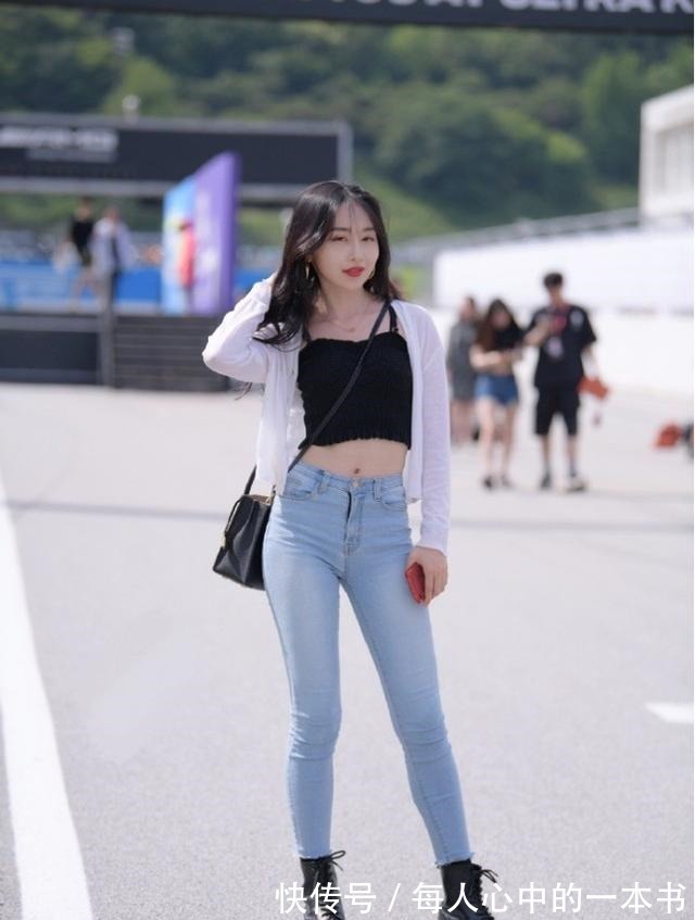 针织 白色针织外套搭配牛仔小脚裤，青春靓丽，甜美可爱！