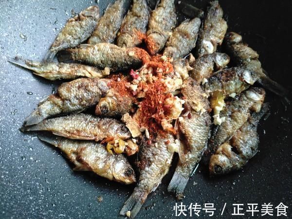 鱼腥的“克星”是它，不是葱和姜，做鱼时加一点，鱼肉鲜嫩无腥味