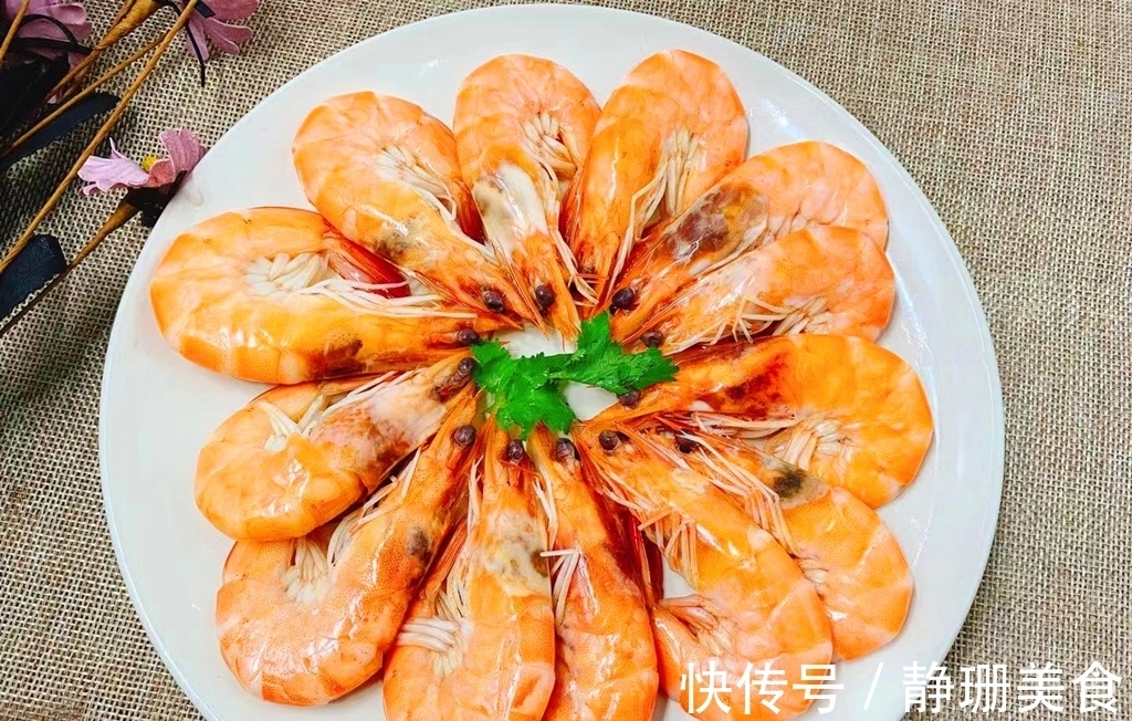 煮虾时,冷水煮还是热水煮?难怪虾又老又腥,都是错误做法惹的祸