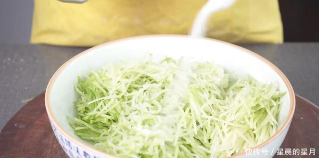 少许食盐|萝卜馅的饺子这样做,营养开胃又鲜嫩