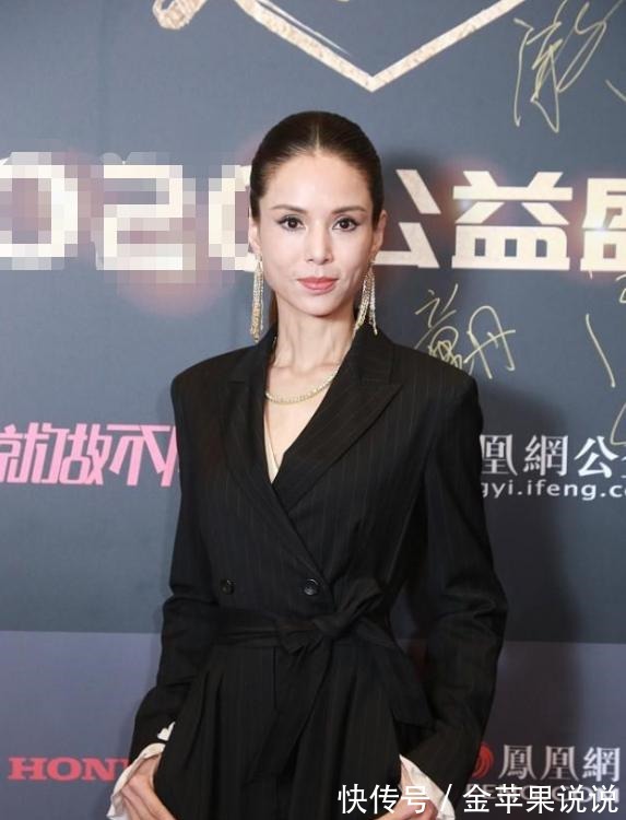 黑色 奔四奔五的女人,要学会怎样穿搭黑色,简约高级样样行!