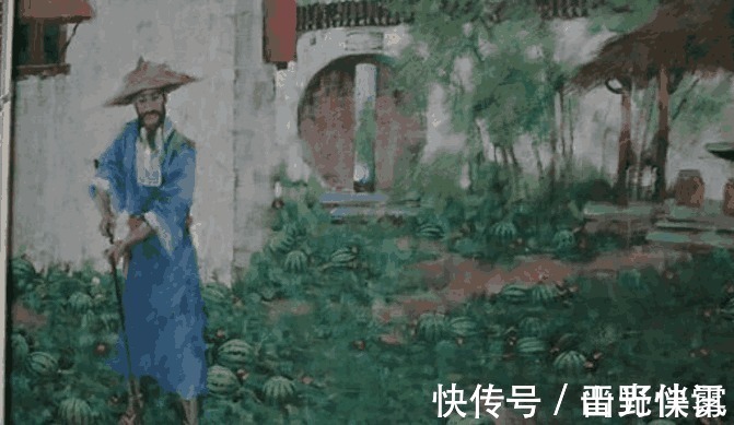 |搞笑:美女家灯泡坏了,找小伙帮忙,没想灯泡漏电,美女的回答真有才