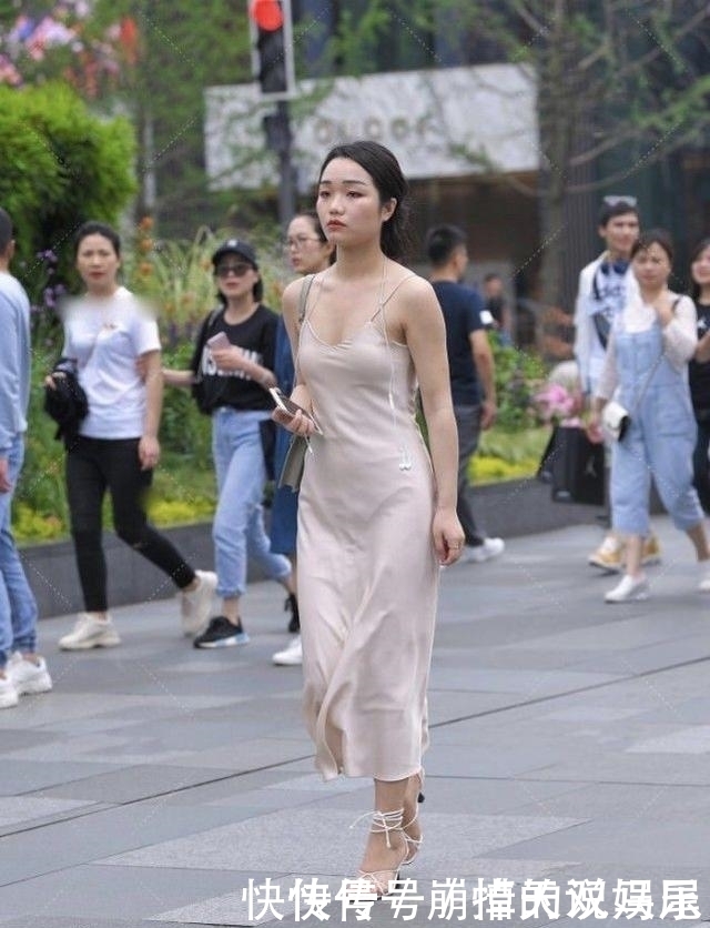 米白色吊带裙搭配绑带高跟鞋,气质出众,青春靓丽