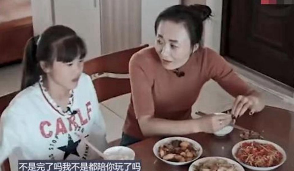 《变形计》：作秀的豪门妈妈，对农村孩子多次翻白眼，让人生气