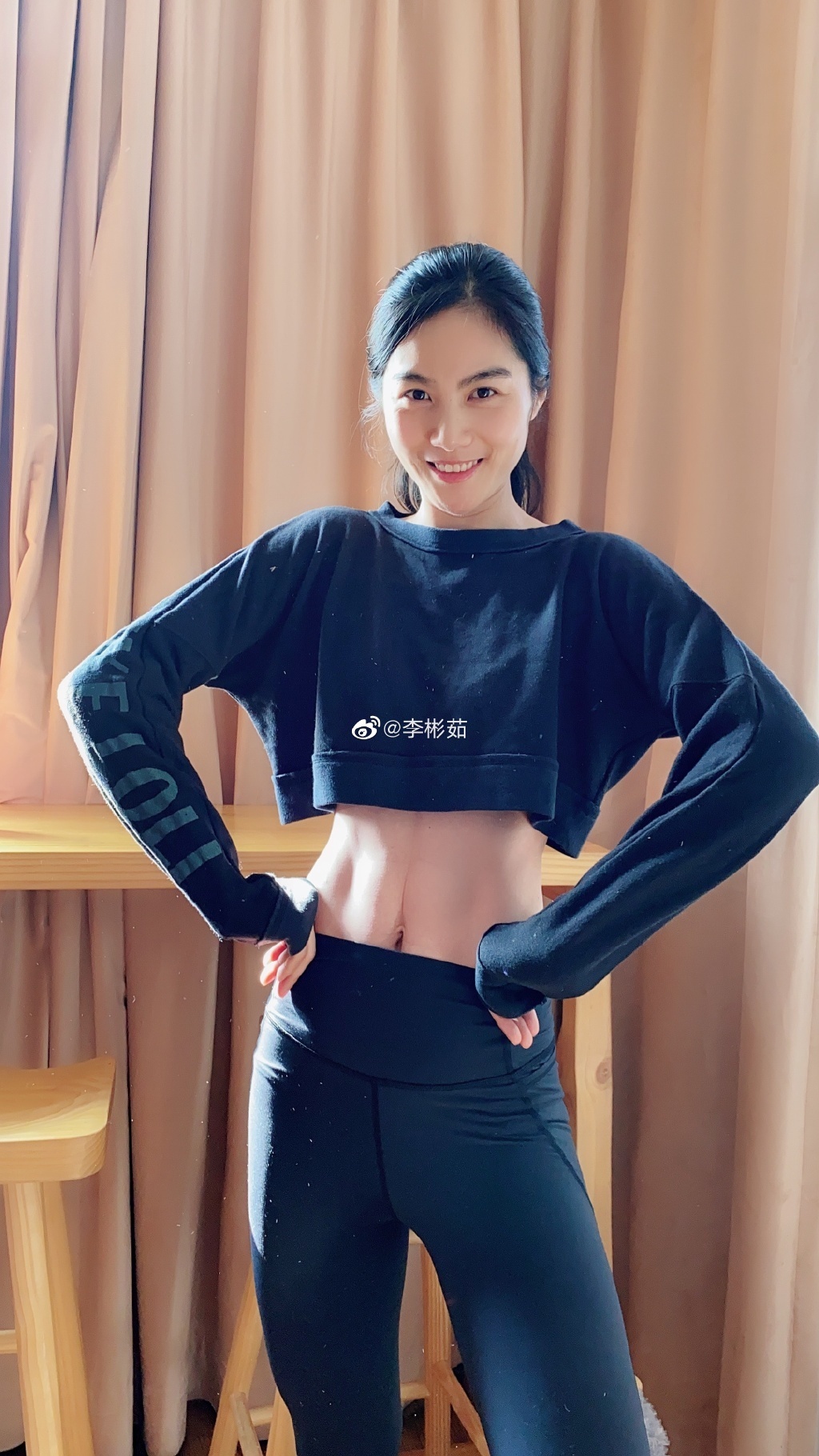 力量训练|37岁最美体育老师！拥有完美的马甲线身材，高颜值让人羡慕不已