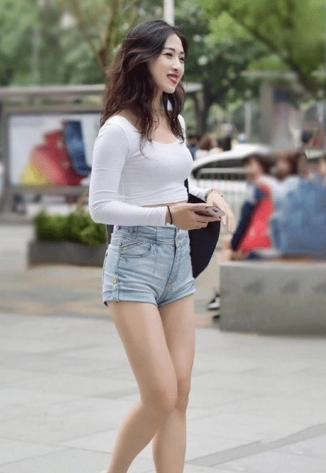 优雅|白色露腰上衣搭配经典牛仔短裤,优雅大方,活力十足