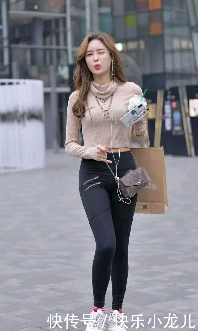 最舒适的穿搭，露肩上衣搭配阔腿裤，简单又时尚