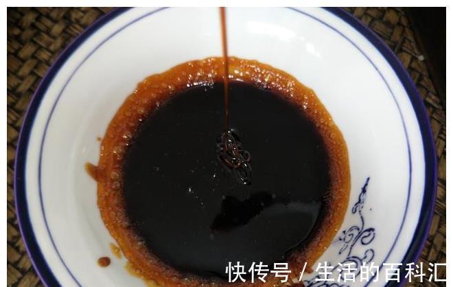 炒糖色时,直接放糖就不对!多加这1步,糖色又红又亮,味不苦