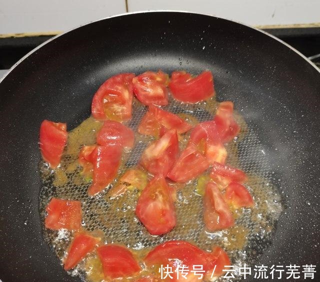 美味|西红柿炒洋葱，简单快手，下饭美味！