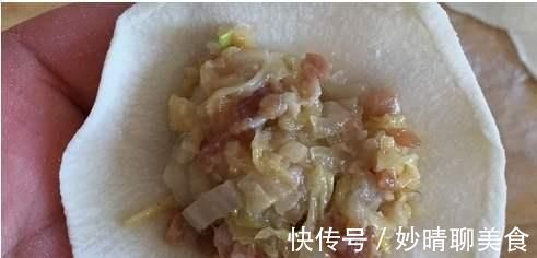 冬天吃酸菜馅饺子，学会正确的调馅方法，饺子味香纯正，特别好吃