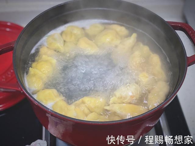 老妈调的素馅饺子,比肉的还要香,一周吃一次也不觉得腻