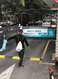 |搞笑GIF:姑娘 你穿的这是裙子吗