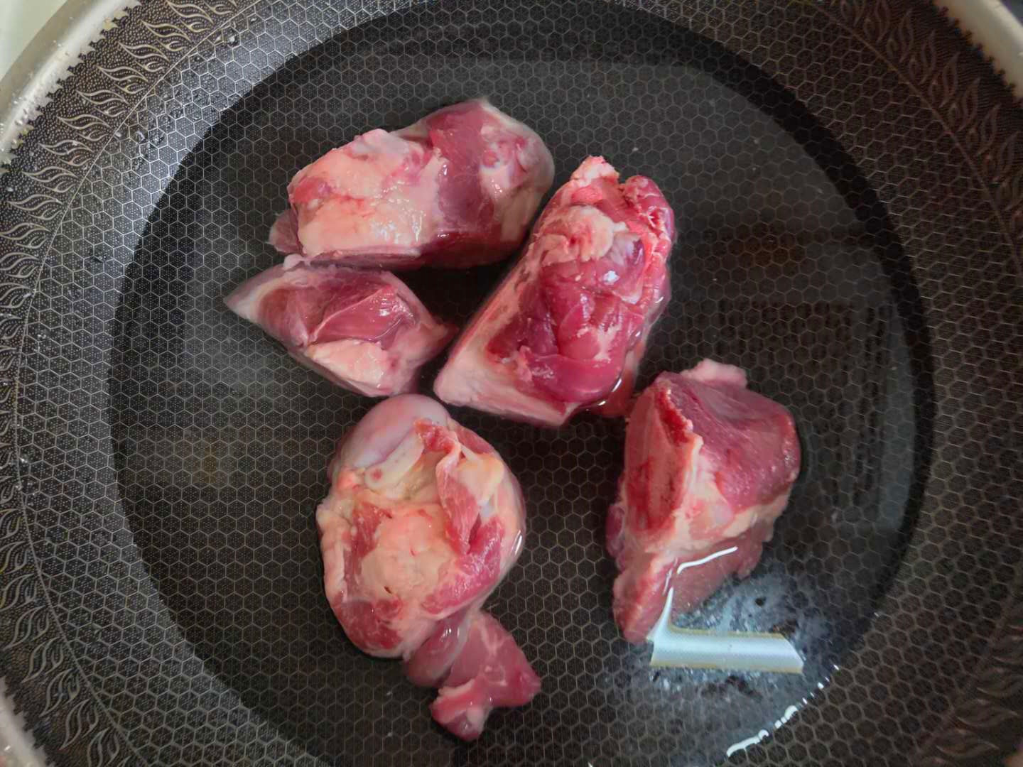 无论炖什么骨头汤，最忌直接加水，多加这1步，汤汁更香更浓白！